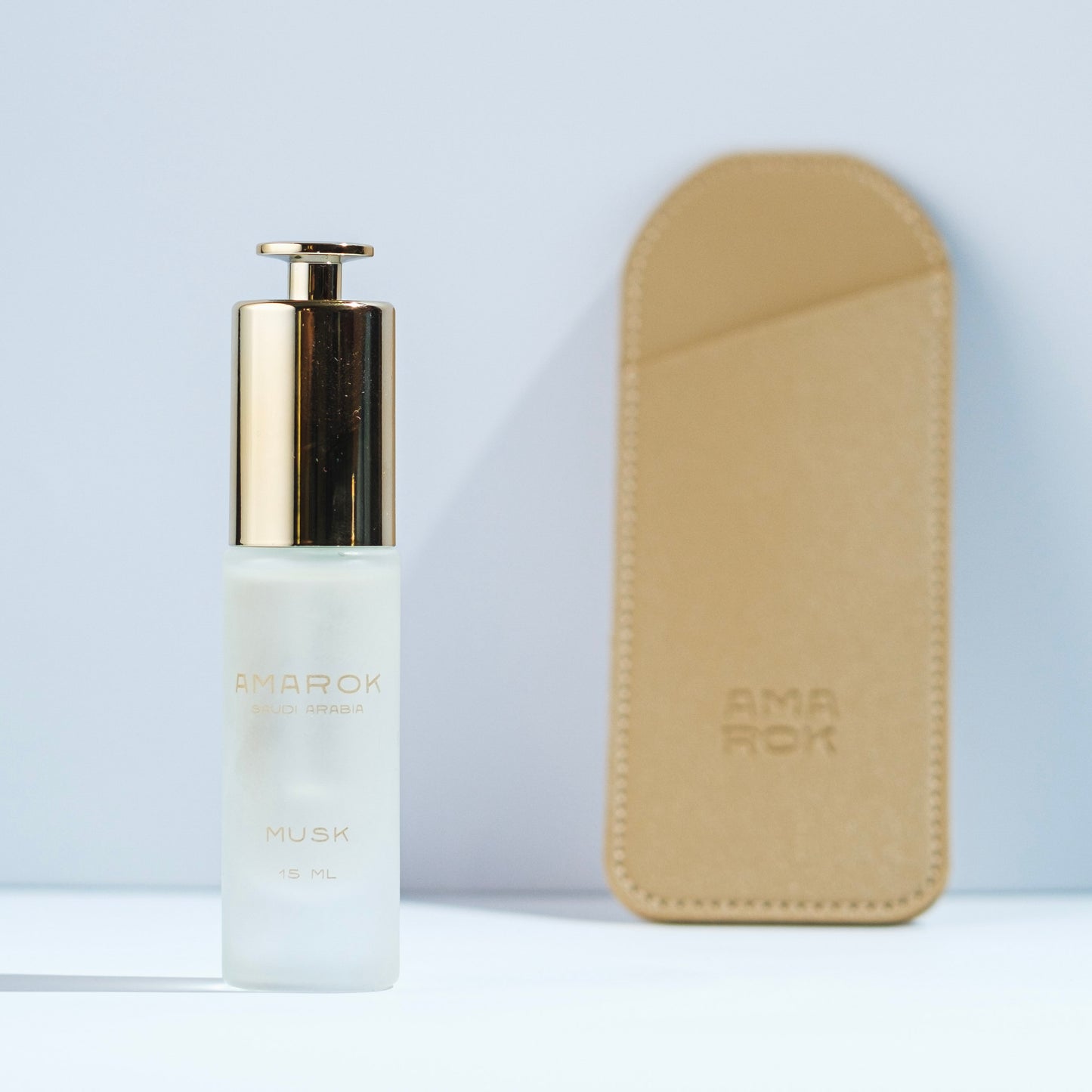 زجاجة مسك فرنسي نقي (15ml) من أماروك – عطر فاخر بدون كحول في حافظة جلدية