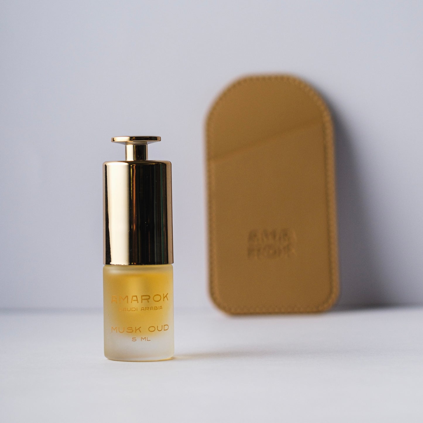زجاجة مسك عود (5ml) من أماروك – عطر شرقي فاخر في حافظة جلدية