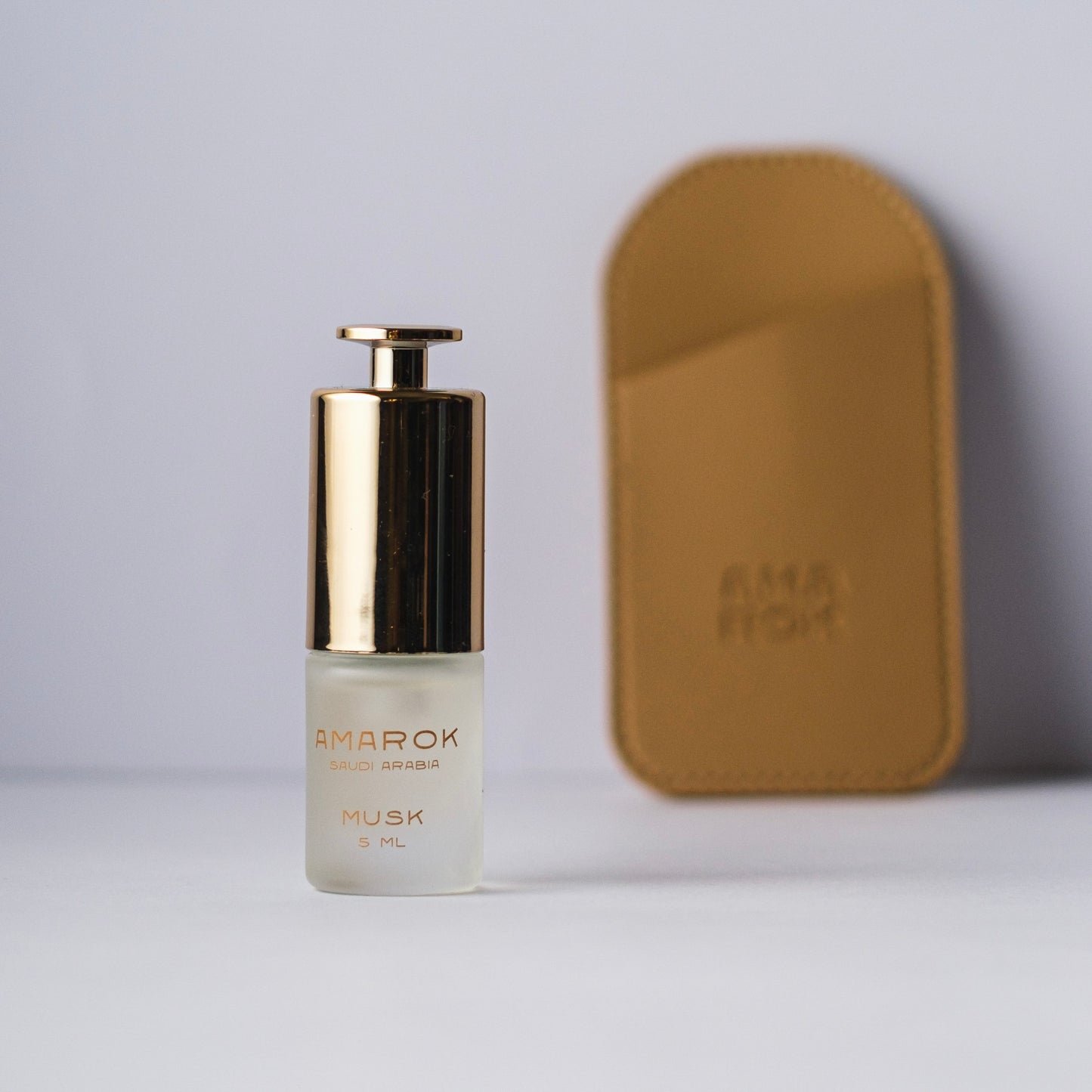 زجاجة مسك فرنسي نقي (5ml) من أماروك – عطر فاخر بدون كحول في حافظة جلدية