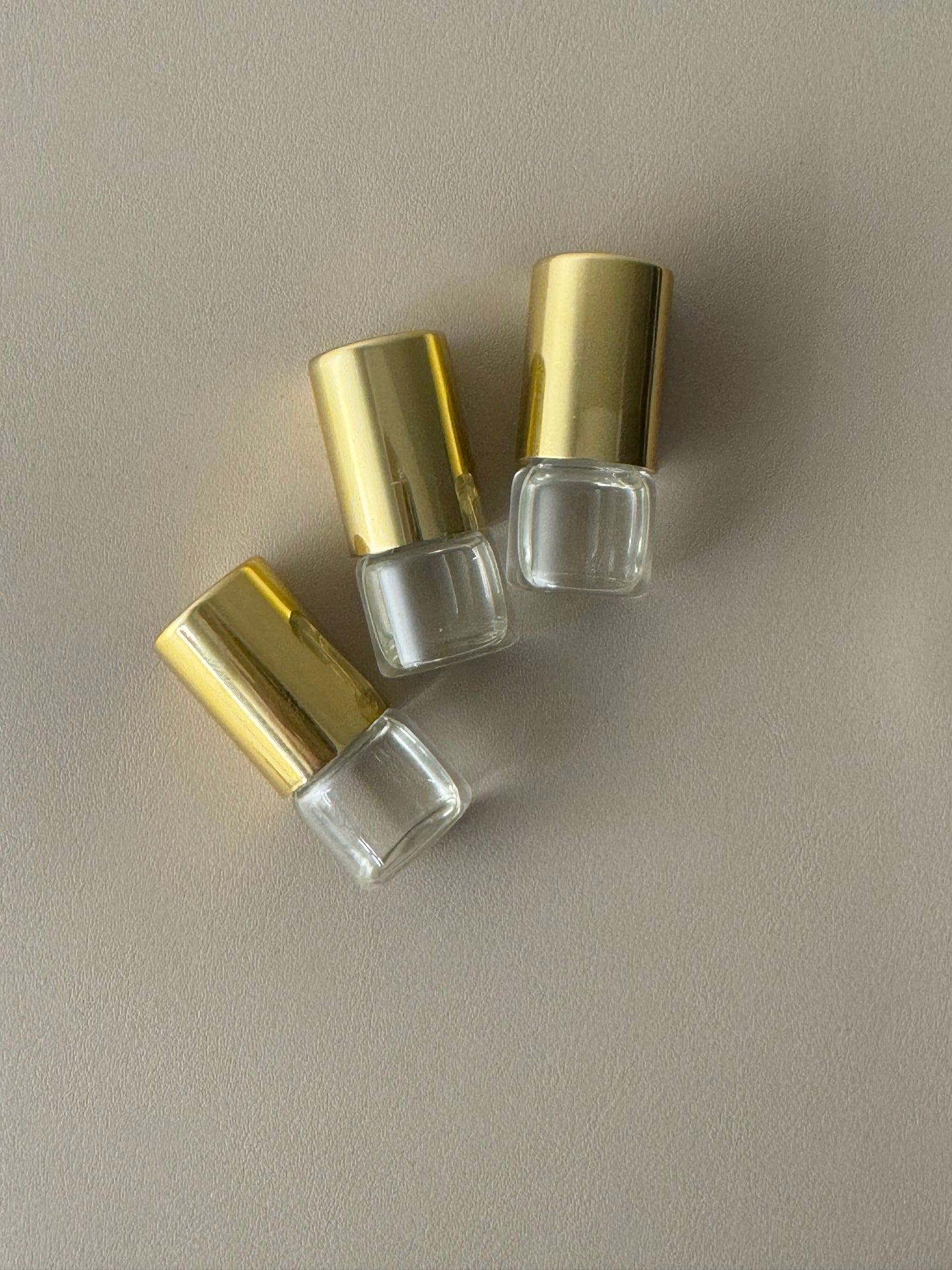 هدايا توزيعات (1.3ml) من أماروك – عطر مسك ومسك عود بتصميم صغير وفاخر